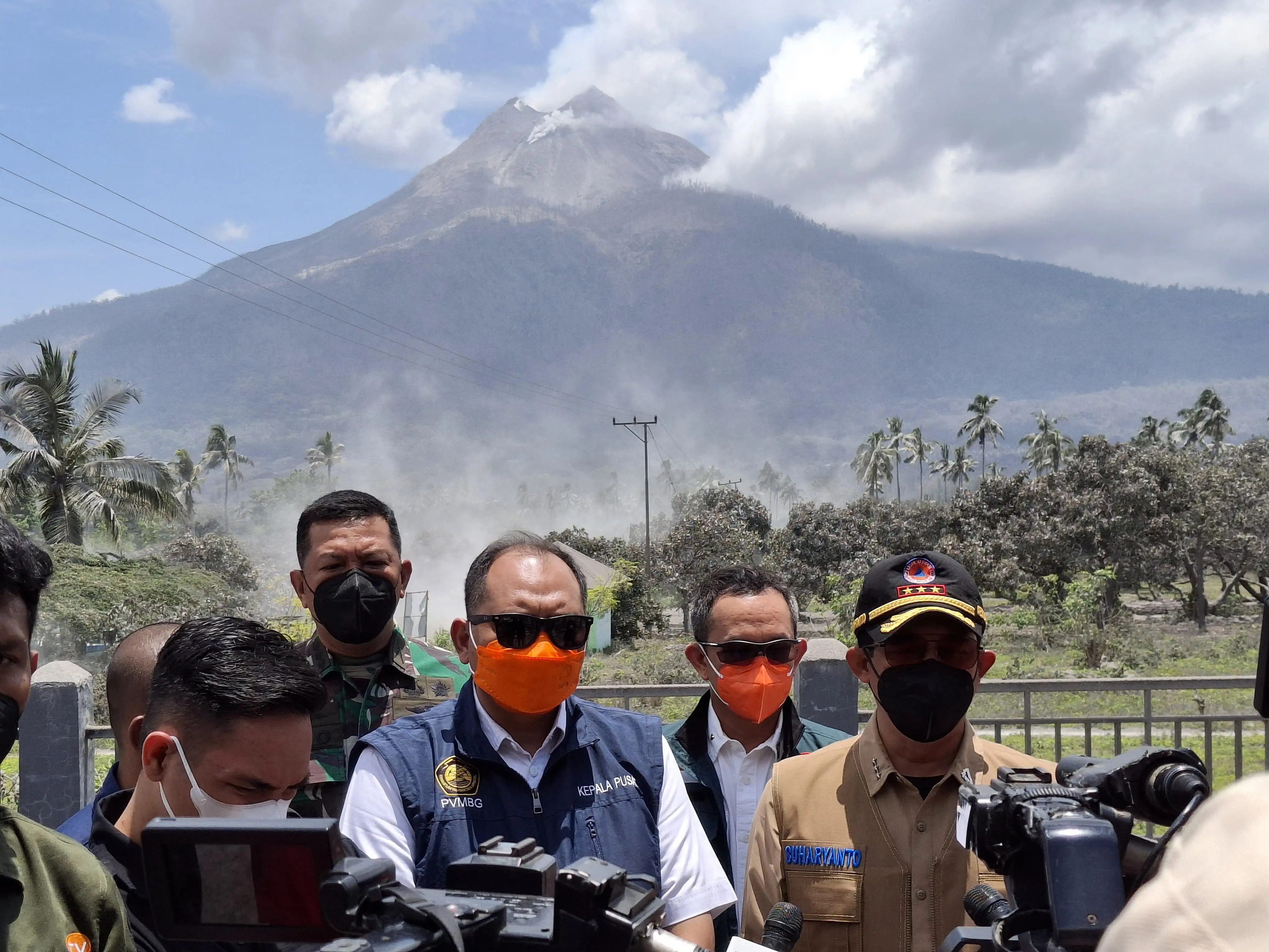 Kepala BNPB Letjen TNI Dr. Suharyanto, S.Sos., M.M meninjau Pos Pengamatan Gunungapi Lewotobi Laki-Laki yang berada di Kabupaten Flores Timur, Nusa Tenggara Timur, Rabu (6/11)